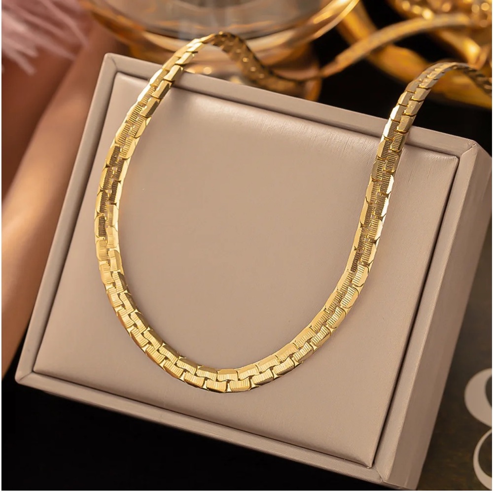 Vintage, simple, elegant 18k gold plated stainless steel necklace